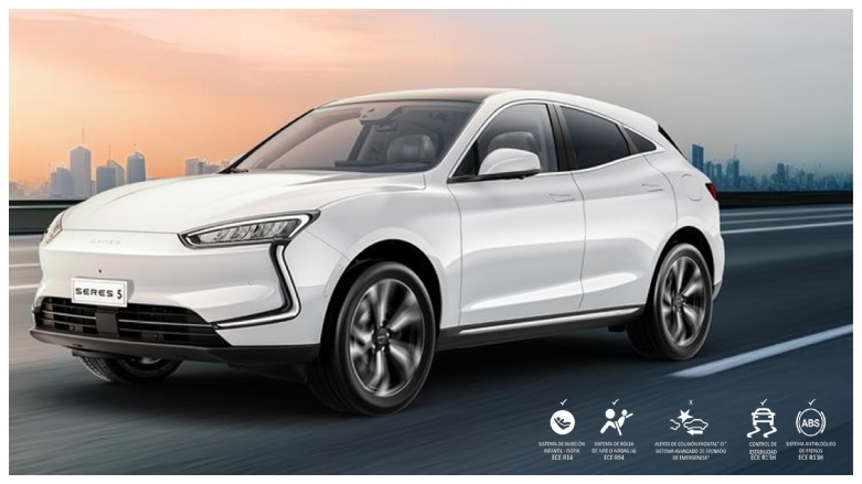 Modelo Seres 5 en carretera con amanecer de fondo.