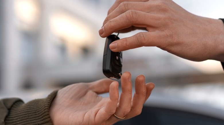 Persona recibiendo las llaves de su nuevo carro.