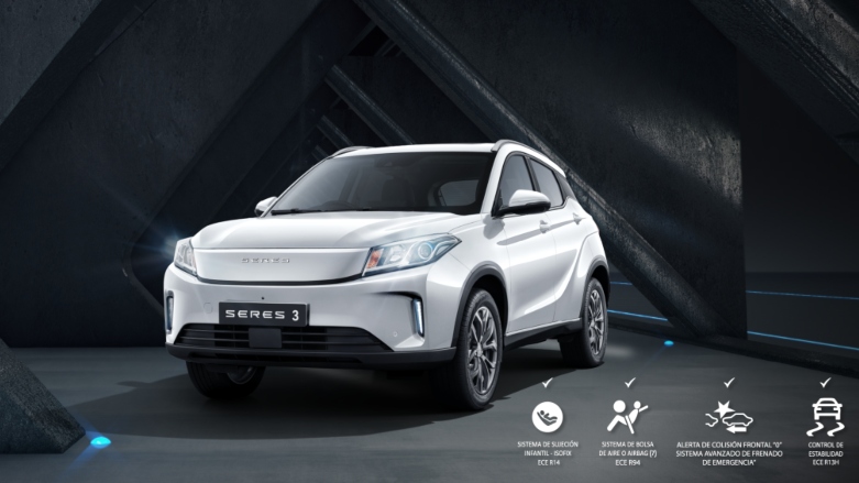 Vista frontal de SUV eléctrico Nuevo Seres 3 color gris.
