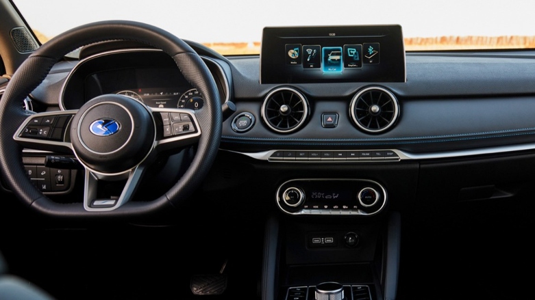 Vista interior de Seres 3 con pantalla táctil de 13 pulgadas e interior de lujo.