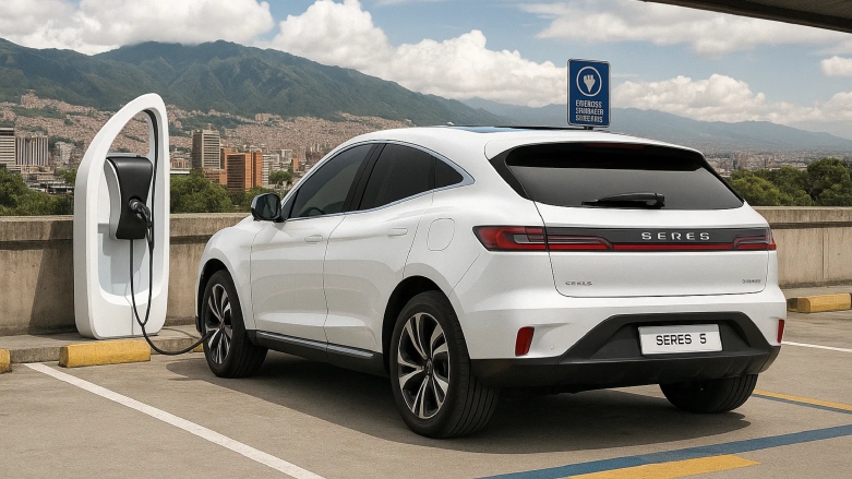 SUV eléctrico deportivo Seres 5 siendo cargado en un estacionamiento.