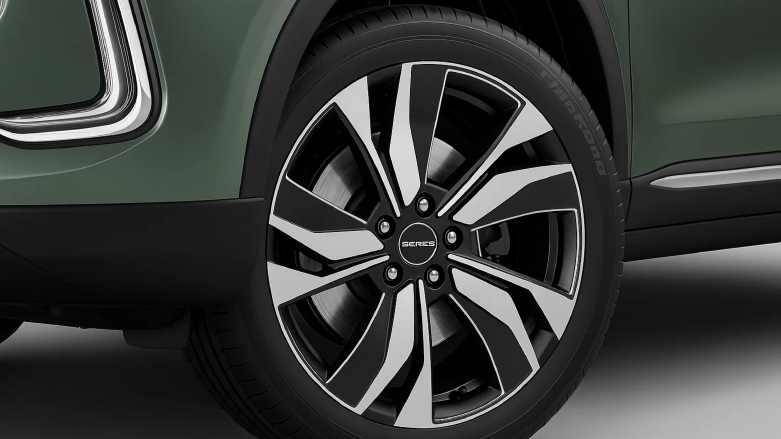 Llanta delantera de SUV eléctrico Seres 5 con rin de lujo.