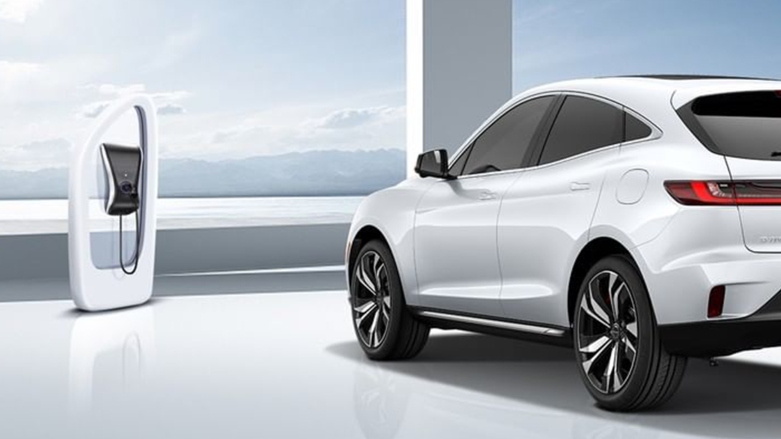 Vista trasera de Seres 5 con estación de carga al frente.