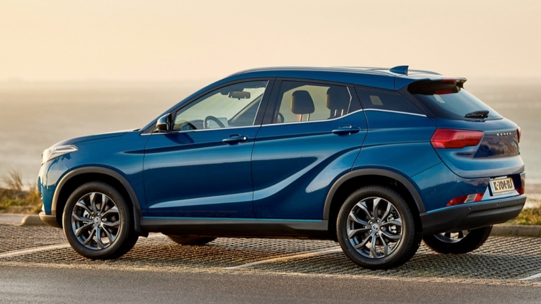 Vista lateral de carro eléctrico Seres 3 color azul con mar de fondo.