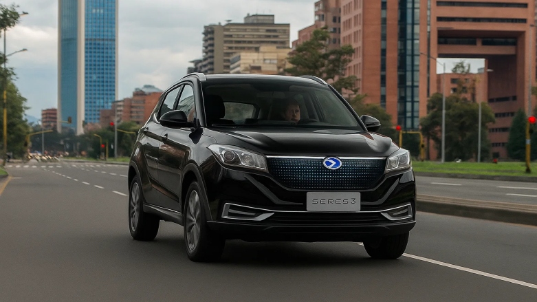 Auto eléctrico Seres 3 siendo conducido por calles de la ciudad de Bogotá.
