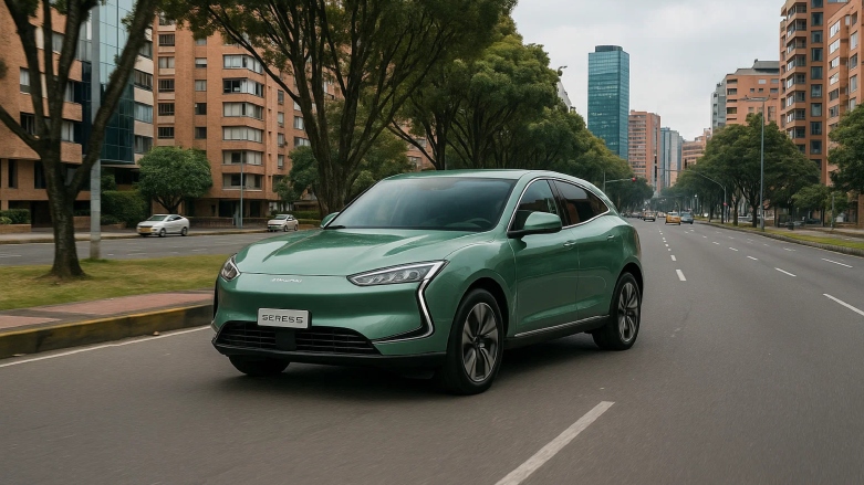 Auto eléctrico Seres 5 siendo conducido por calles de la ciudad de Bogotá.